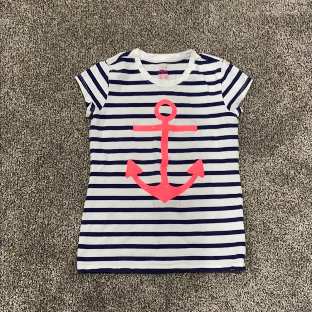 Short sleeve shirt with a pink anchor on the top